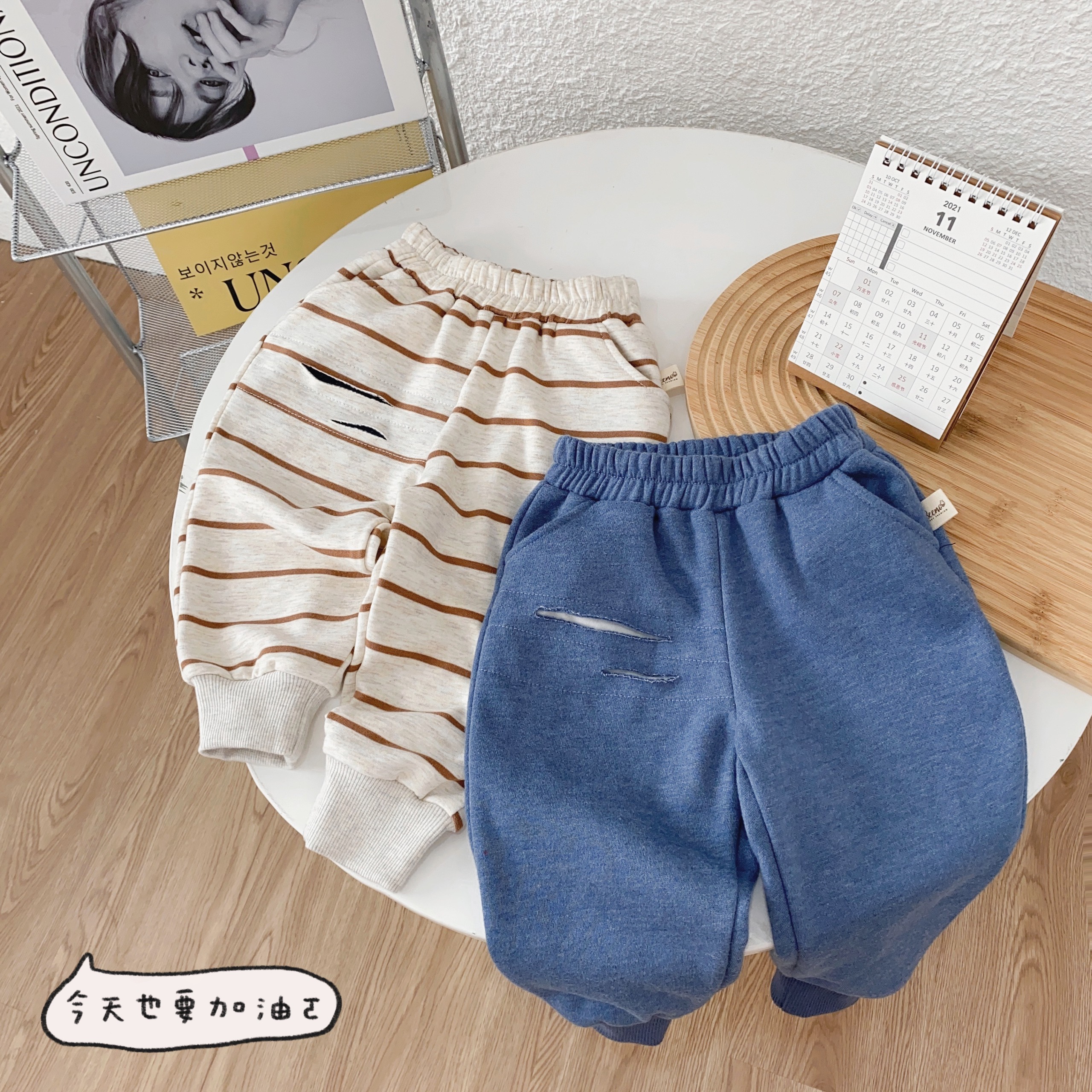 Quần dài jogger Beemo cut out vải nỉ bông mềm cho bé trai, bé gái dày dặn giữ ấm tốt - 22Q044