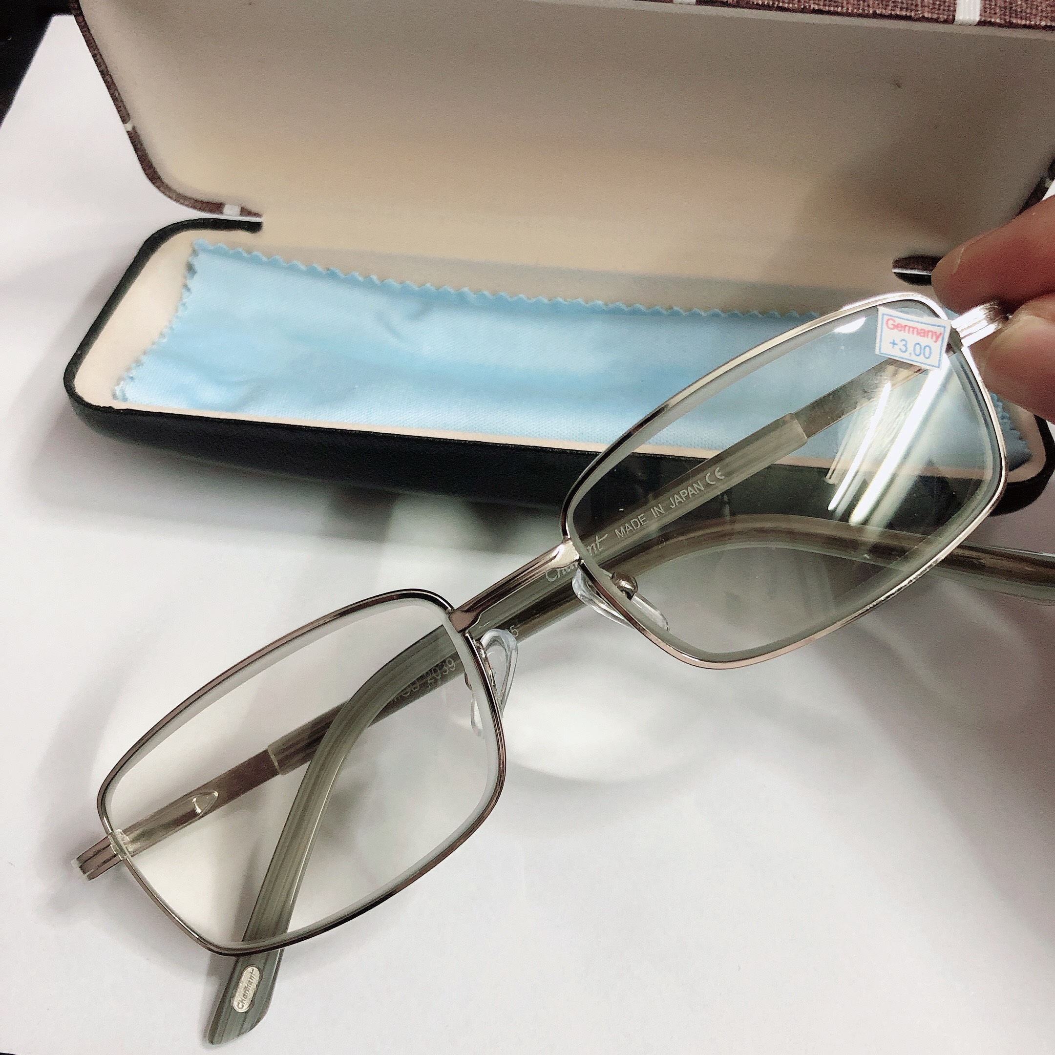 Kính viễn thị lão thị đổi màu sẵn độ mắt THỦY TINH chống xước  charmartt ĐỔI MÀU KHI GẶP NẮNG nhập khẩu Siêu bền +100 đến +400 bảo hành 1 đổi 1 nếu lỗi sản phẩm