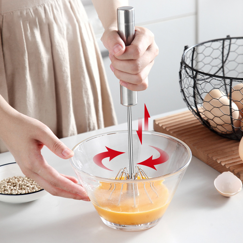 Phới Đánh Trứng bán tự động chỉ cần ấn nhẹ ở tay cầm cây đánh trứng sẽ tự quay mà ko cần dùng điện dụng cụ làm bánh CDT