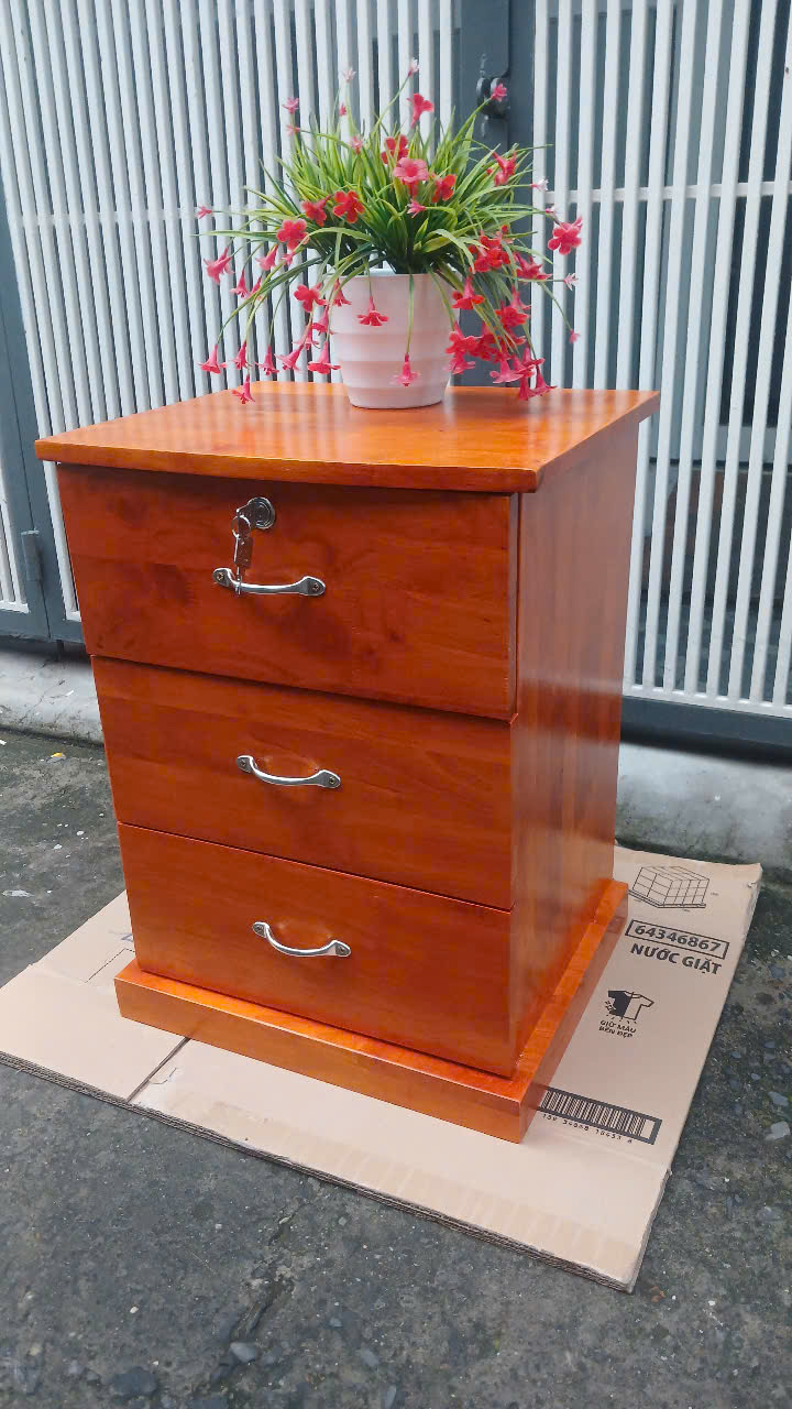 Tủ đầu giường đã ráp như hình mẫu, chiều rộng 38cm, chiều dài 45cm, cao 61cm, màu cherry, gỗ cao su, có khóa rất tiện dụng và chắc chắn bền chịu nước.