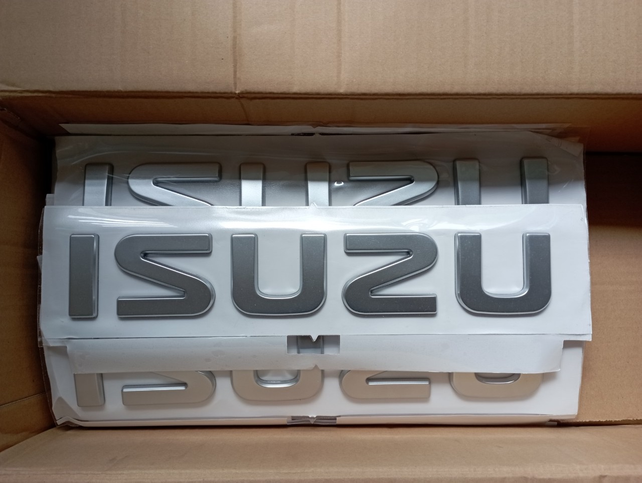 Decal ISUZU chữ nổi 368x63mm phân phối chính hãng - Tem ISUZU