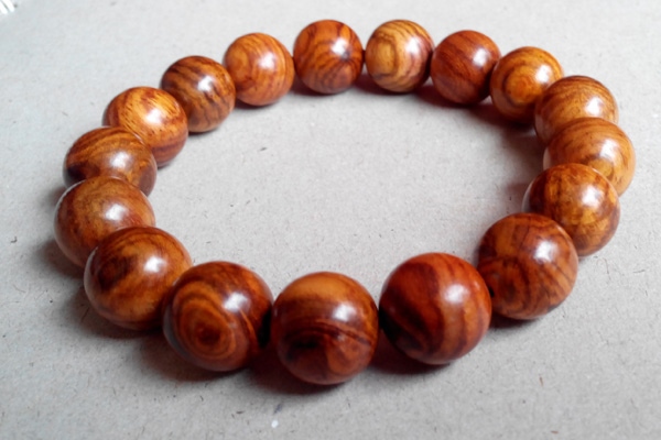 [HCM]Vòng đeo tay gỗ  HUYẾT LONG 12 ly sáng đỏ