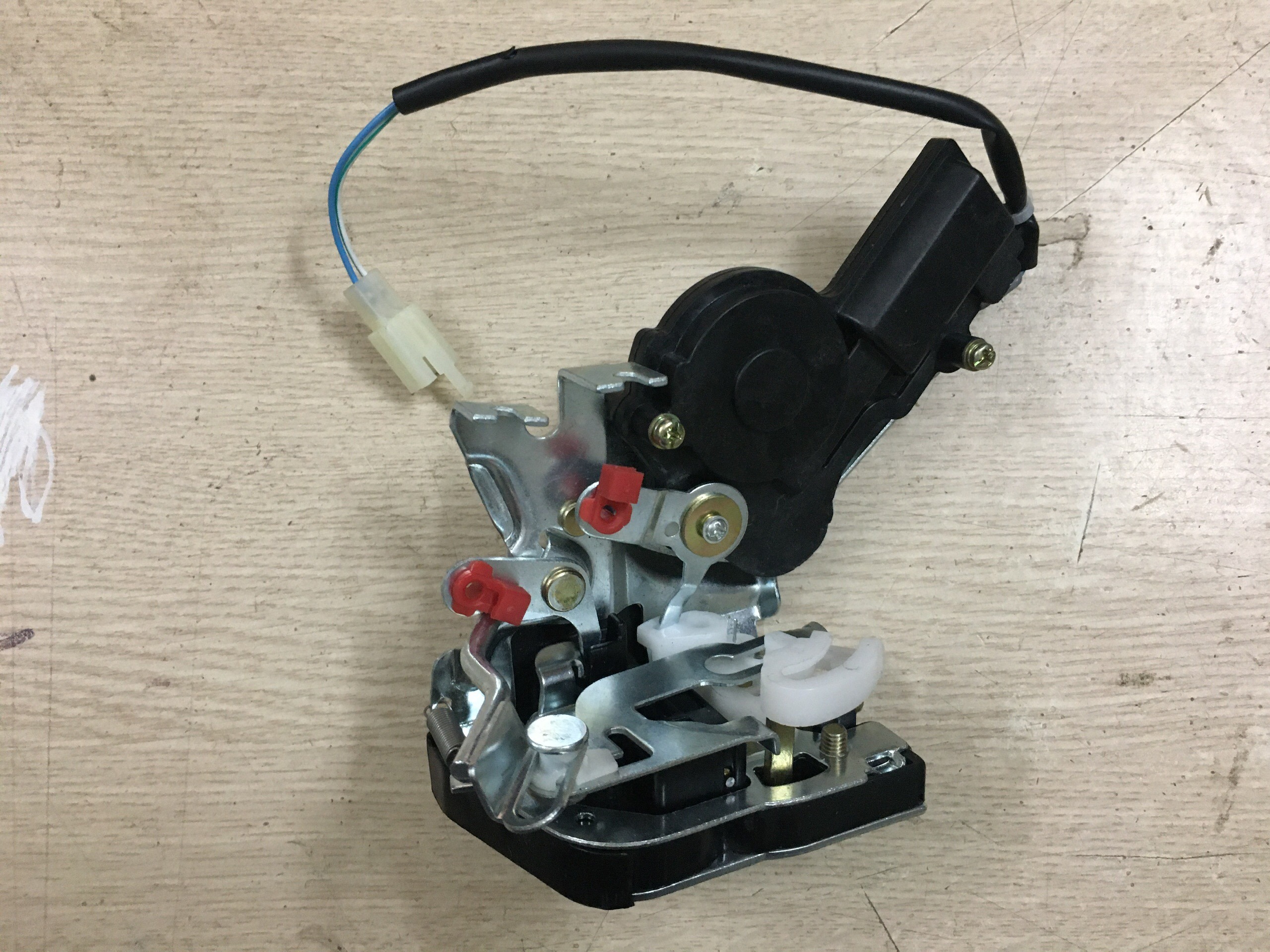 Ổ khóa ngậm cánh cửa Dongben X30