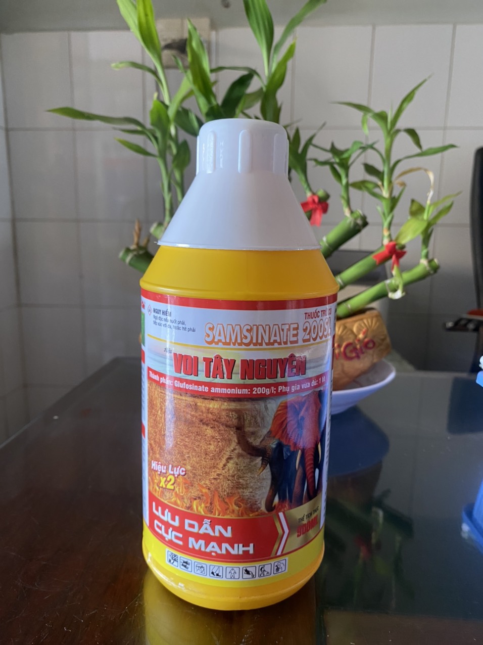 Thuốc trừ cỏ - hiệu voi tây nguyên - không chết cỏ hoàn tiền- lưu dẫn cực mạnh - 900ml