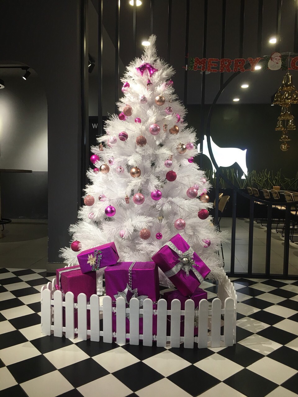 [HCM][TẶNG 1 NGÔI SAO+3 DÂY KIM TUYẾN] Cây Thông Noel Màu Trắng Cao 1m8 Chất Liệu Nhựa PVC