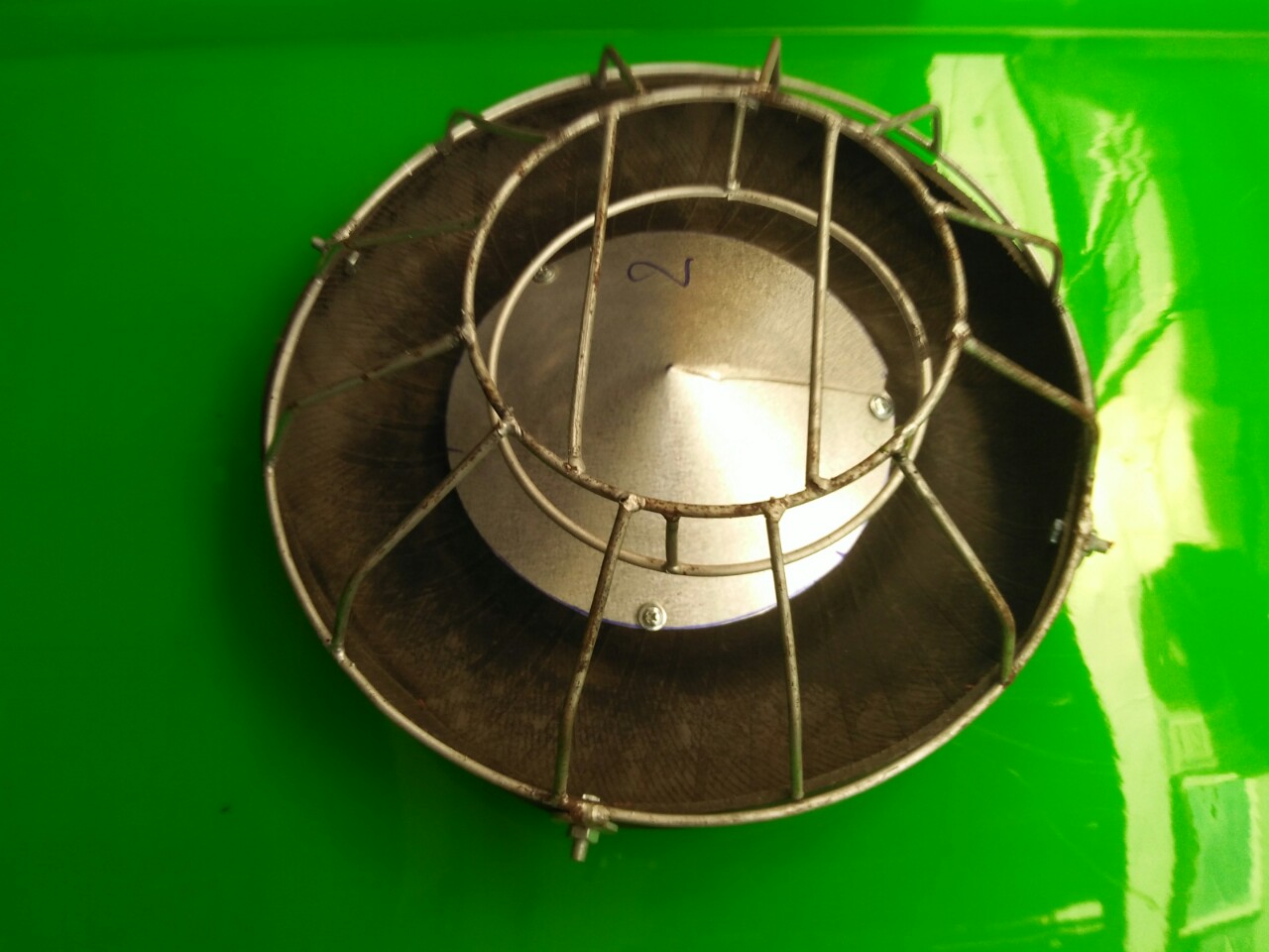 máng  ăn chống bới cho gà , chim bồ câu