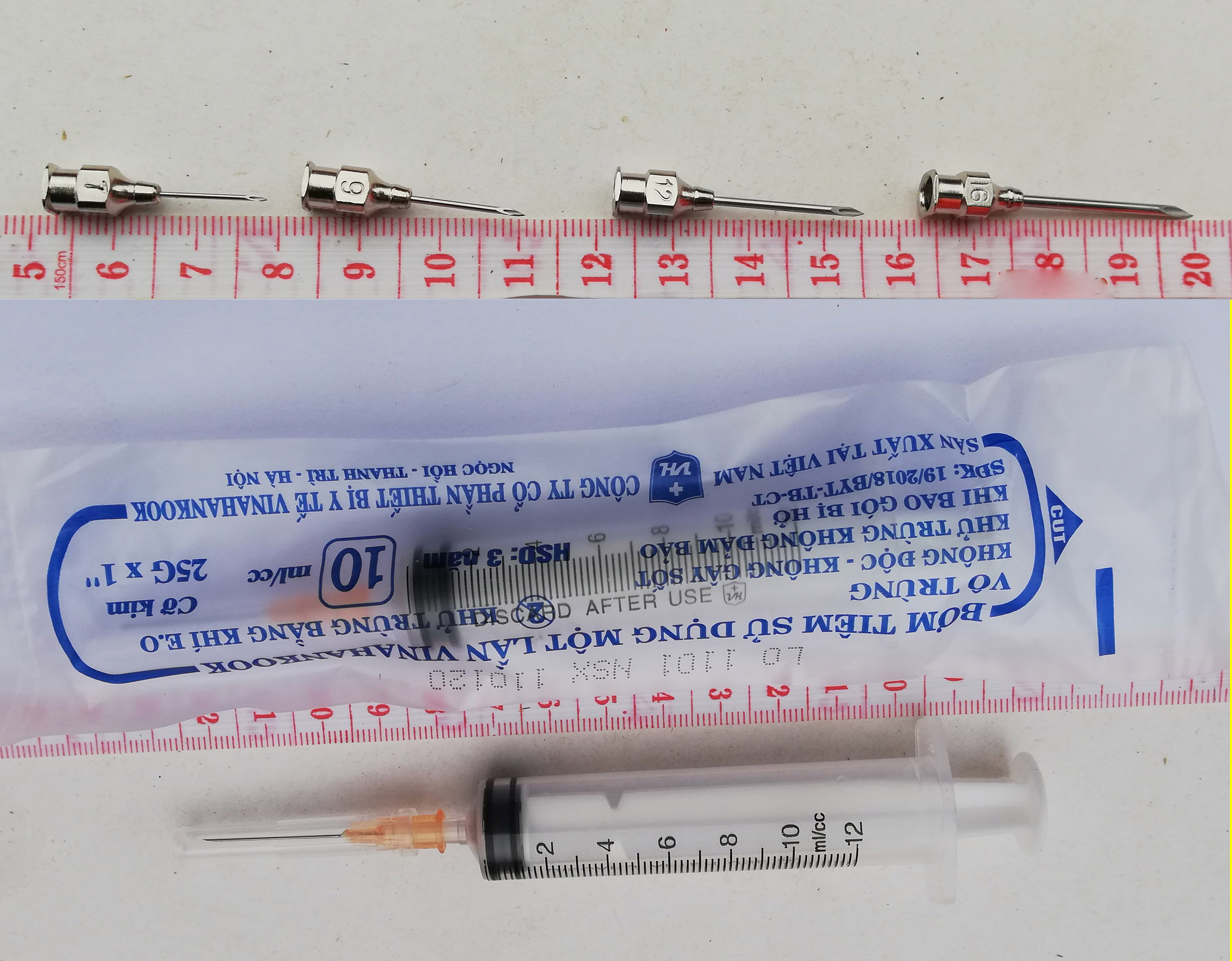 2 cái bơm tiêm 10ml Vinahancook, 1 cái kim 7, 1 cái kim 9, 1 cái kim 12, 1 cái kim số 16 dùng để tiêm chó, mèo, lợn, gà, chim cảnh