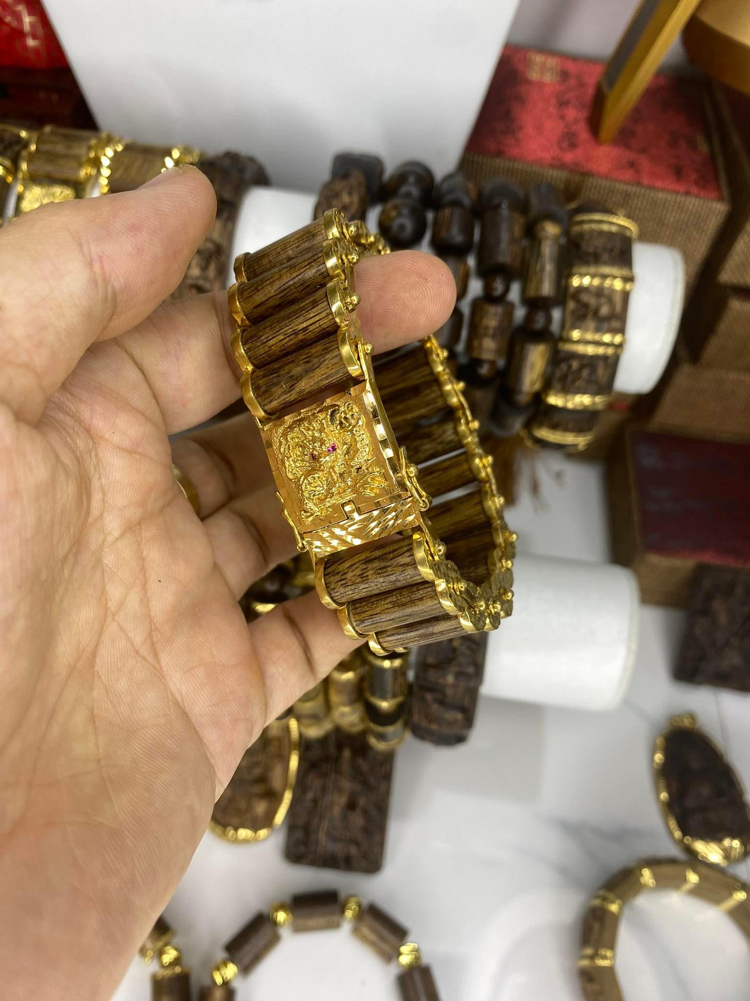 Lắc tay trầm hương tốc tự nhiên.