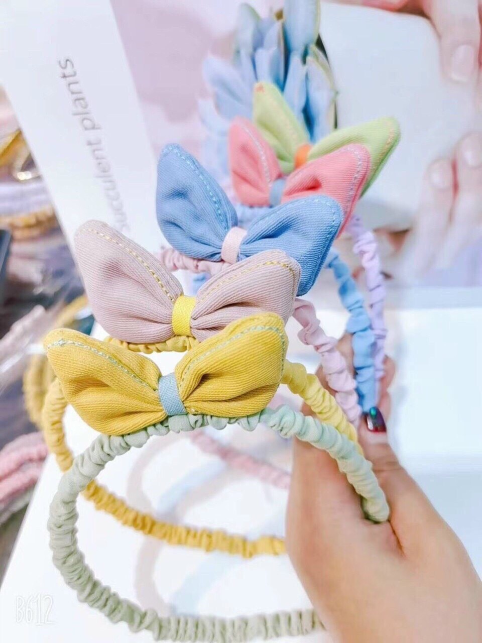Bờm Cài Tóc Vải Nhún Đính Nơ Siêu Xinh - phukienteen