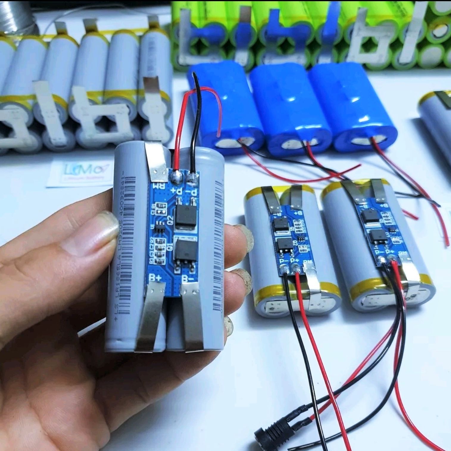 Khối pin 2S 2600mAH (7,2V Cạn - 8,4V Đầy). Được đóng từ 2 cell pin Lishen Xám 18650 Mới + Mạch bảo vệ 2S 8.4V dòng xả cao 12A - LIMO