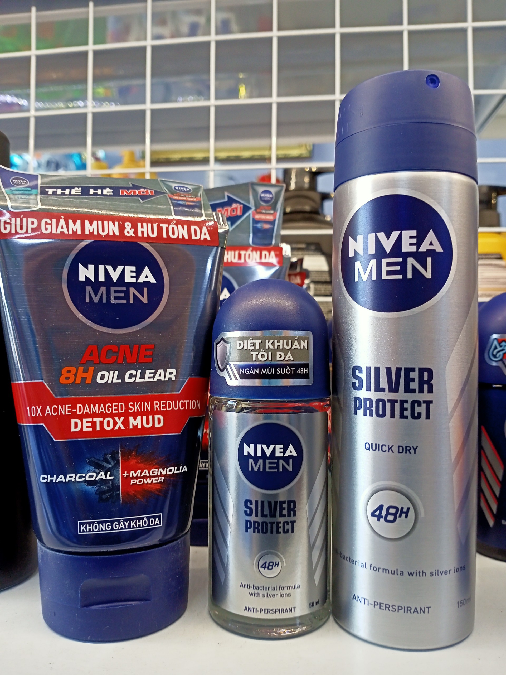 Combo Sữa rửa mặt Nivea Men 100g + Lăn khử mùi Nivea Men phân tử bạc 50ml + Xịt khử mùi Nivea Men Phân tử bạc 150ml