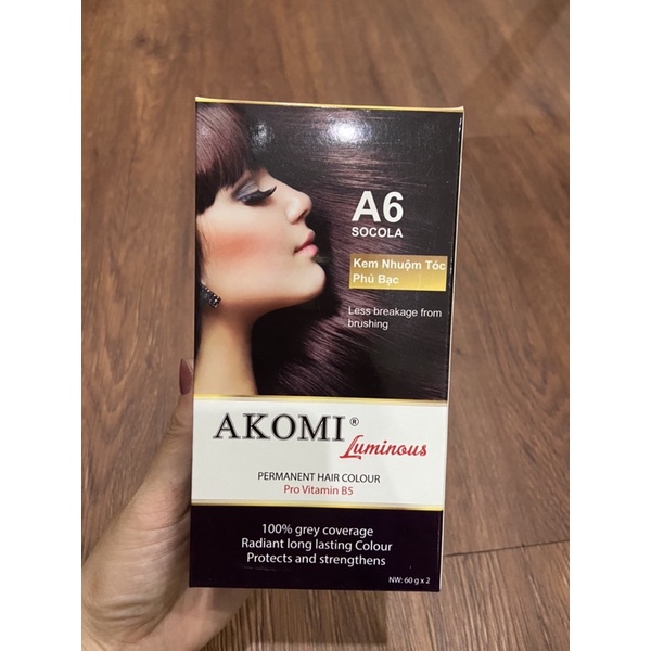 Cách tốt nhất để che giấu những sợi tóc bạc là sử dụng Màu nhuộm phủ bạc AKOMI. Với một dải màu hoàn hảo ở tất cả các khu vực cần thiết, tóc của bạn sẽ trở nên tự tin và rạng rỡ hơn bao giờ hết.