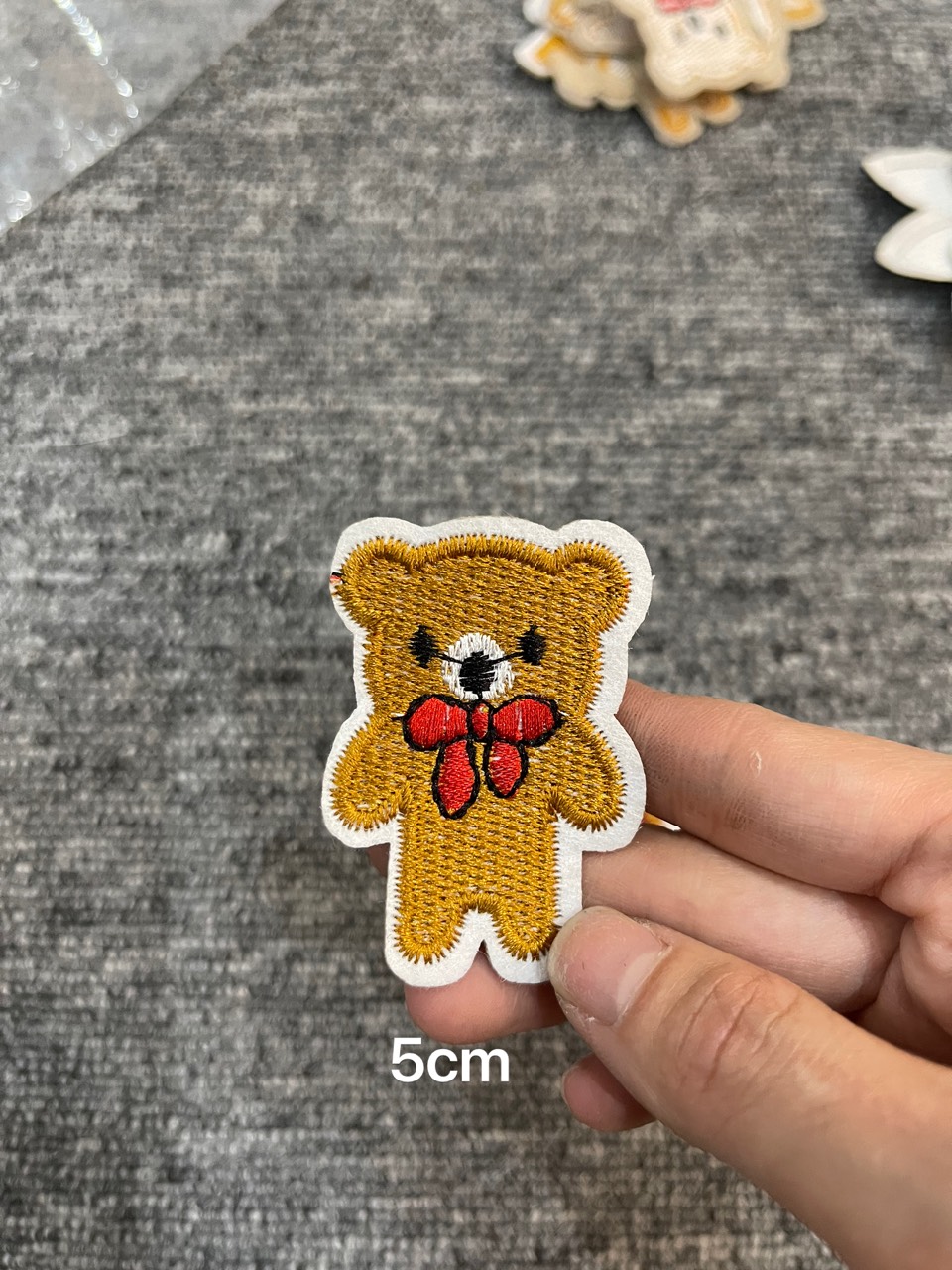 Miếng sticker thêu ủi hình gau nhỏ vàng