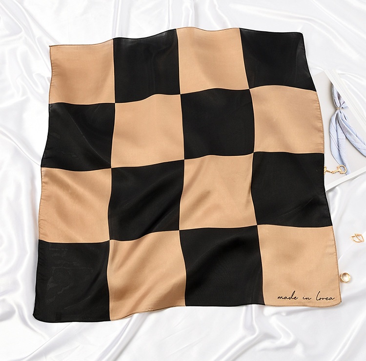 Khăn lụa vuông họa tiết