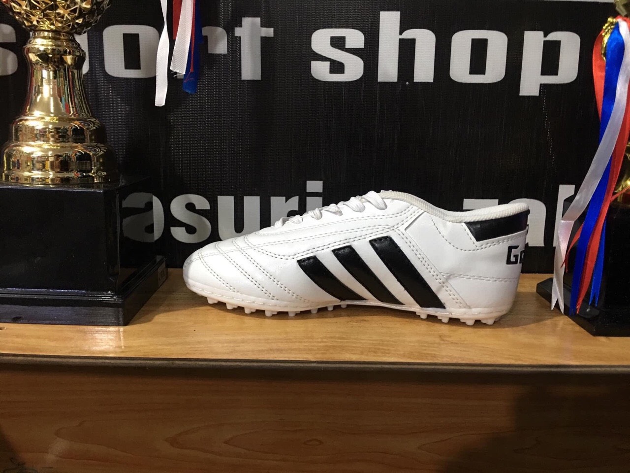 GIÀY ĐÁ BÓNG WIKA 3 SỌC trắng đen (tặng 1 đôi tất chân)