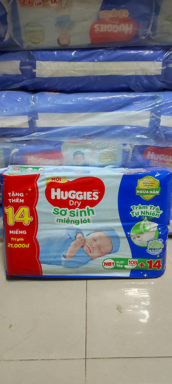 Miếng lót sơ sinh Huggies NB1 108 miếng tặng thêm 8 miếng
