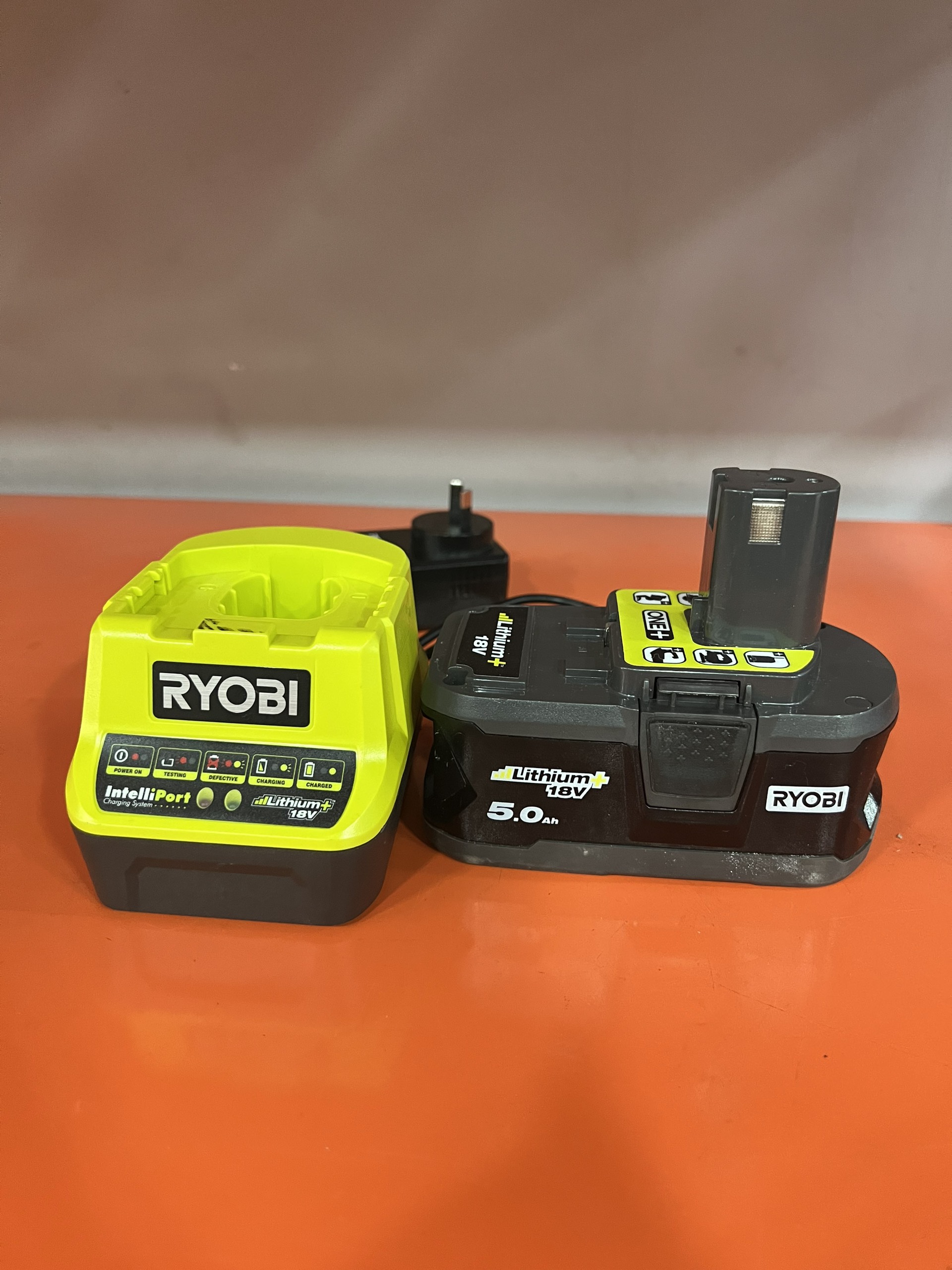 Bộ sạc và pin ryobi 18v 5.0ah rbc18l50p- 95% bảo hành 3 tháng