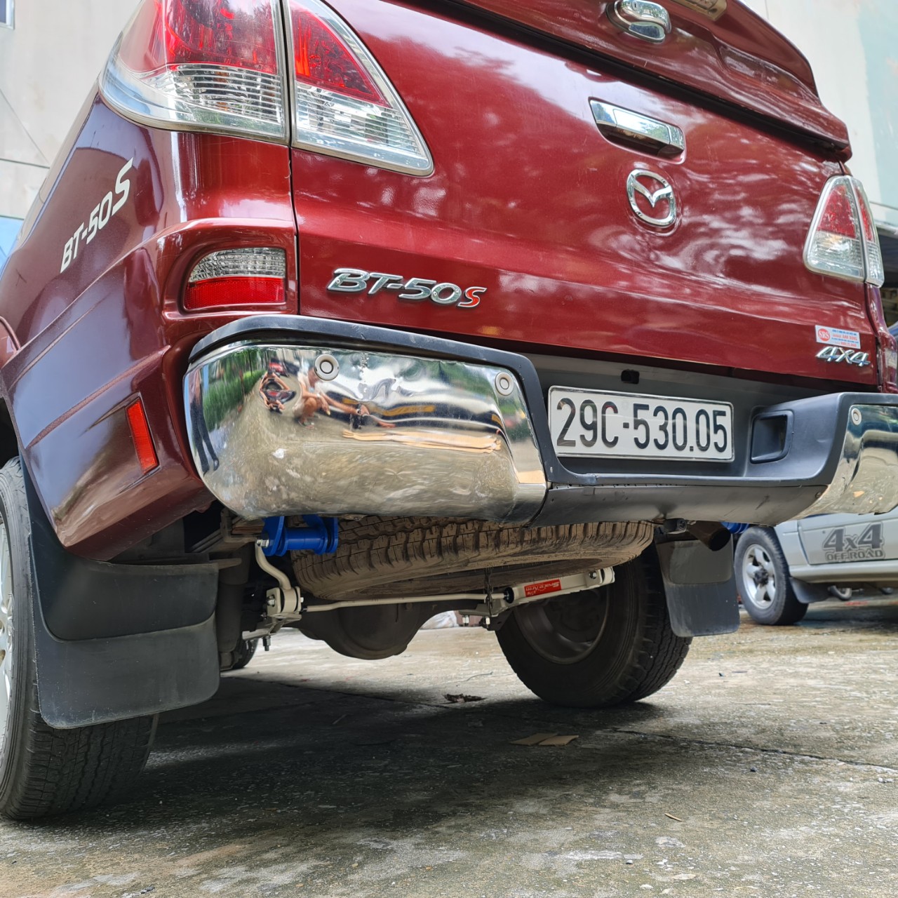 Mazda BT-50 độ cùm nhíp JS1 Thailand chống xóc, giảm giật, làm êm, nâng cao đuôi xe. Lắp đặt đơn giản giữ zin xe. Bao dùng thử 30 ngày, bảo hành 2 năm