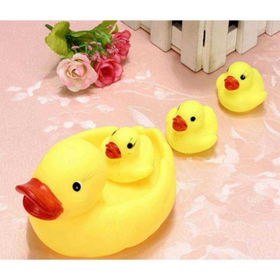[HCM]Đàn vịt thả bồn tắm 1 mẹ 3 con kêu chút chít cho bé chơi khi tắm và bơi