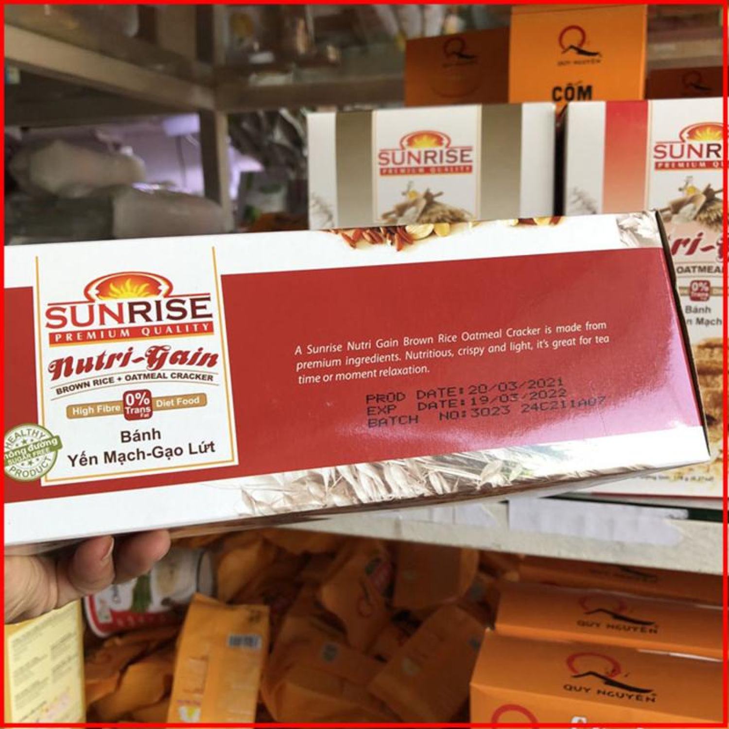 Bánh ăn kiêng yến mạch Gạo Lứt Nutri Gain chính hãng Sunrise - Hộp 178g