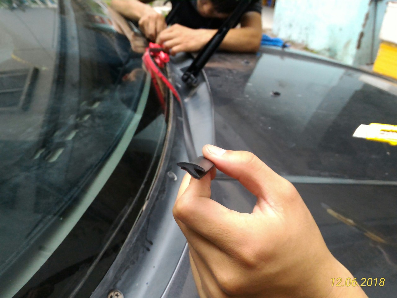 Phục hồi gioăng chân kính lái trước Honda Civic bị lão hóa, mục nát bằng gioăng cao su chữ Y 3M