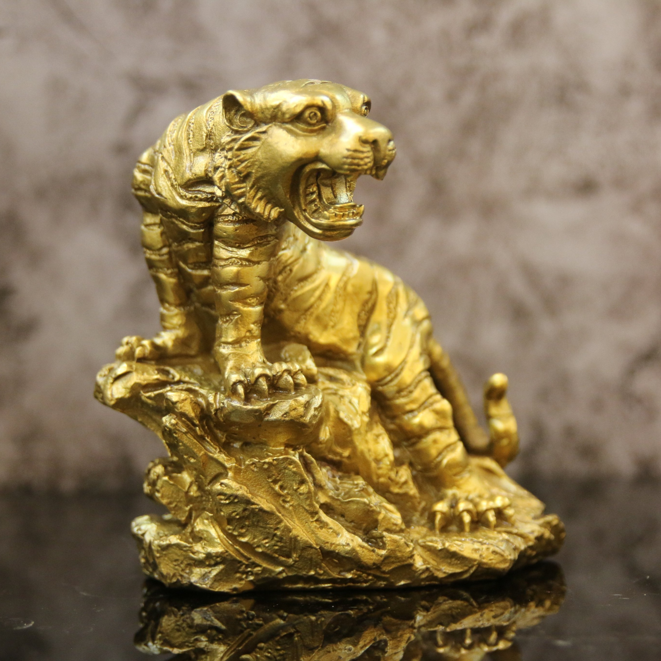 Linh vật hổ trên núi đá ( mãnh hổ)