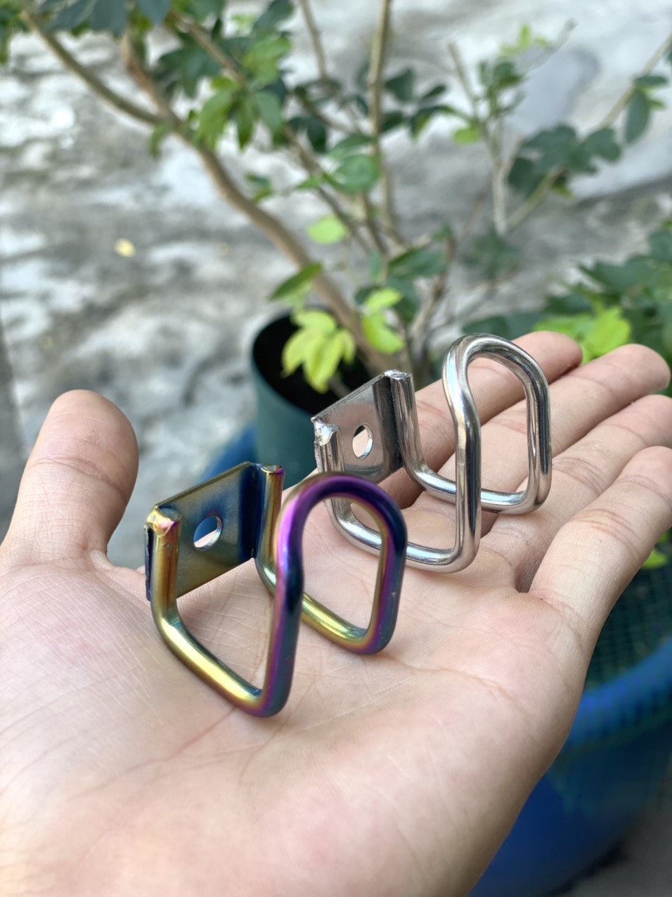 Móc treo xe máy chữ u inox-titan