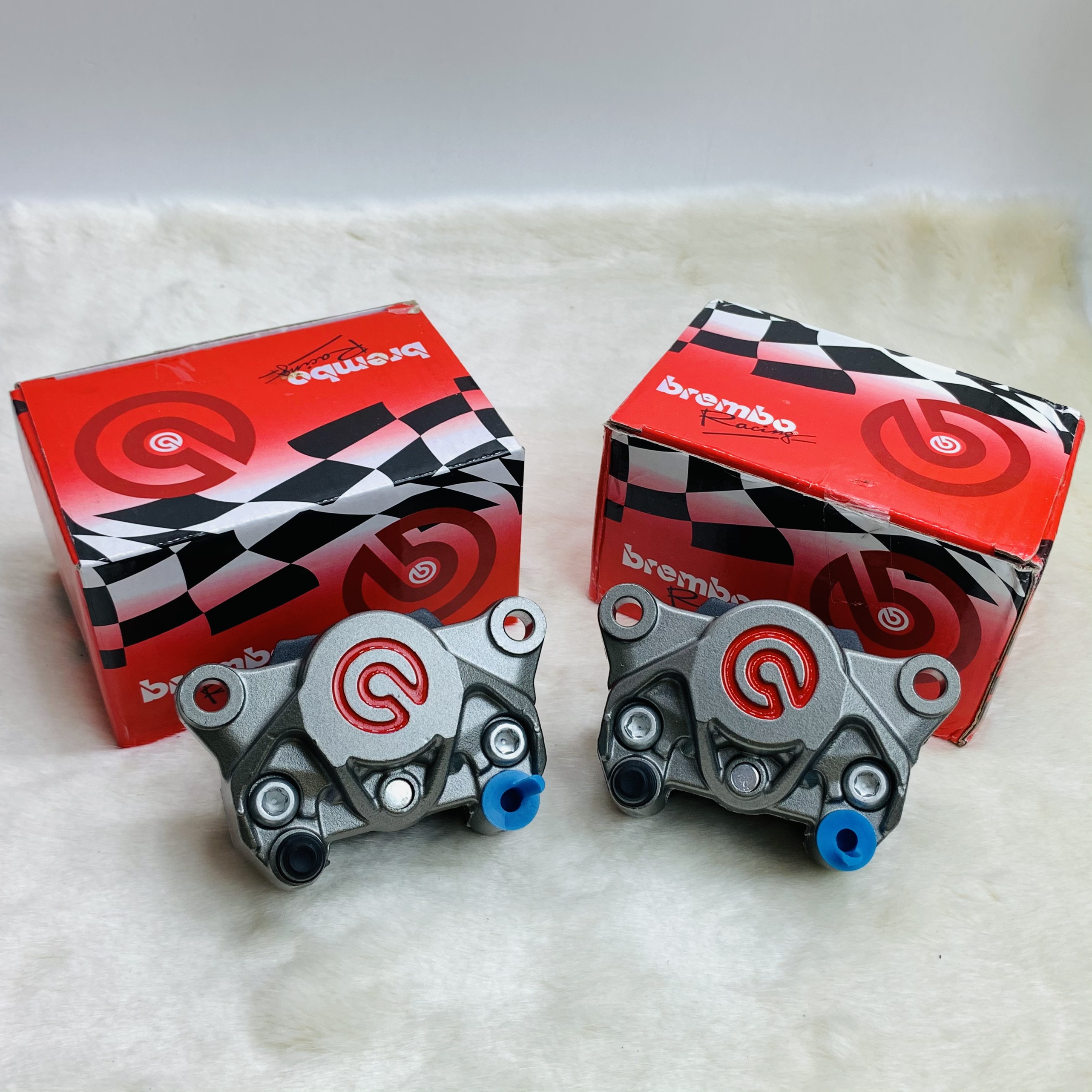 Heo TRƯỚC Brembo Logo đỏ lớn 2 piston , gắn được cho mọi dòng xe , có tất cả PÁT TRƯỚC cho các dòng xe