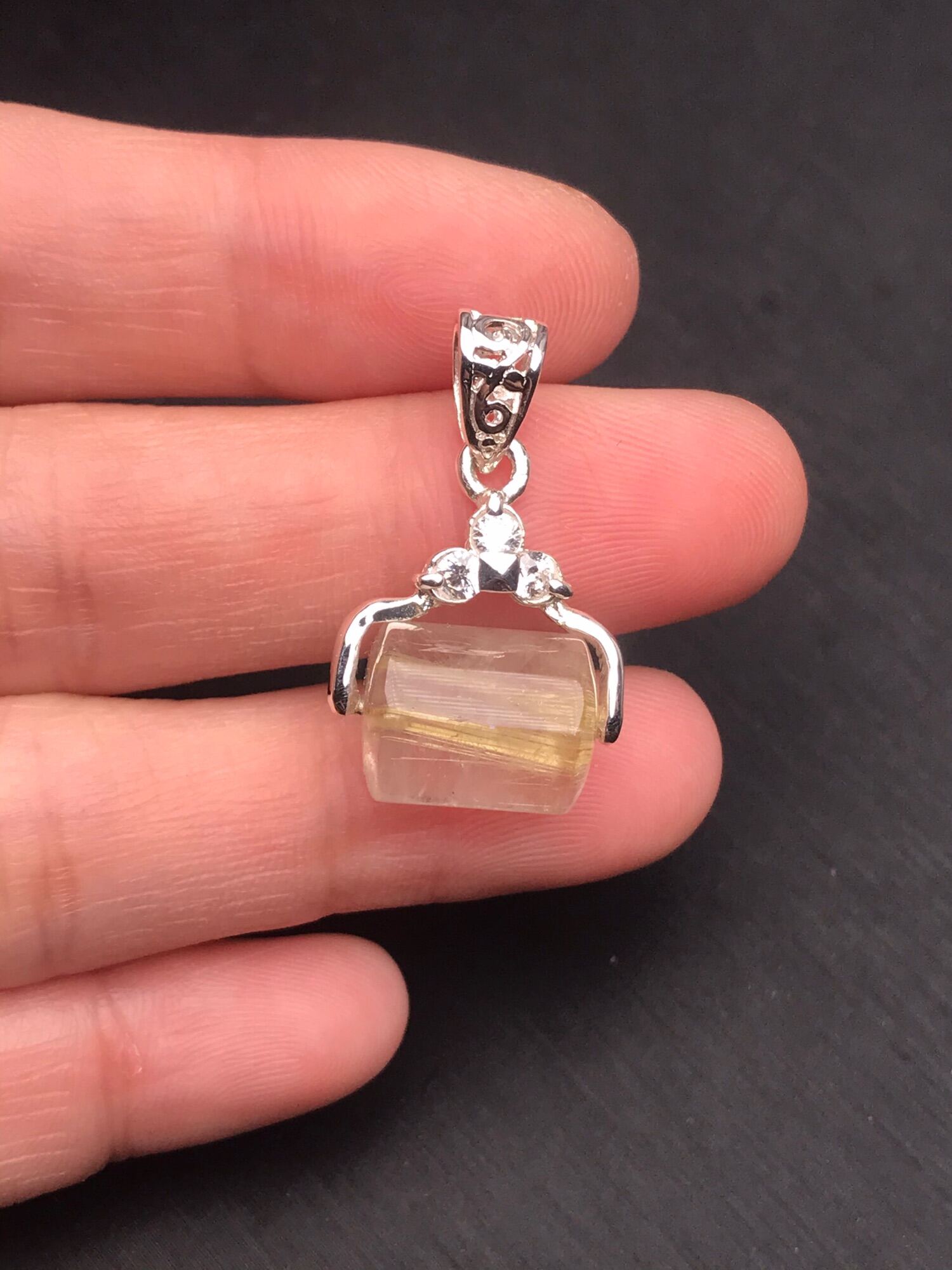 Mặt dây chuyền lu thống thạch anh tóc vàng bạc ta