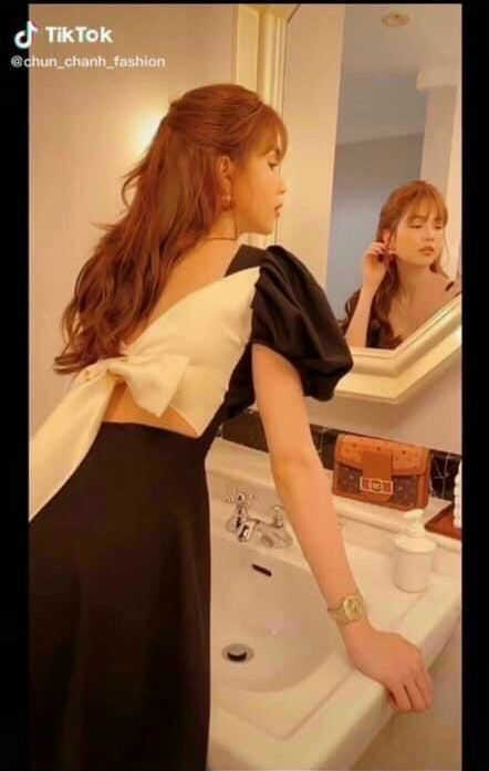 ĐẦM THIẾT KẾ NGỌC TRINH MẶC ĐI TIỆC TỐI CỔ VUÔNG HỞ LƯNG ĐÍNH NƠ SANG CHẢNH