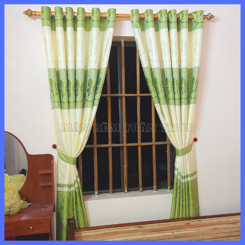 rèm gấm màu xanh lá rộng 3.50m.cao 2.70m.quý khách chat với shop để xẻ đôi hoặc cắt bớt chiều cao ạ