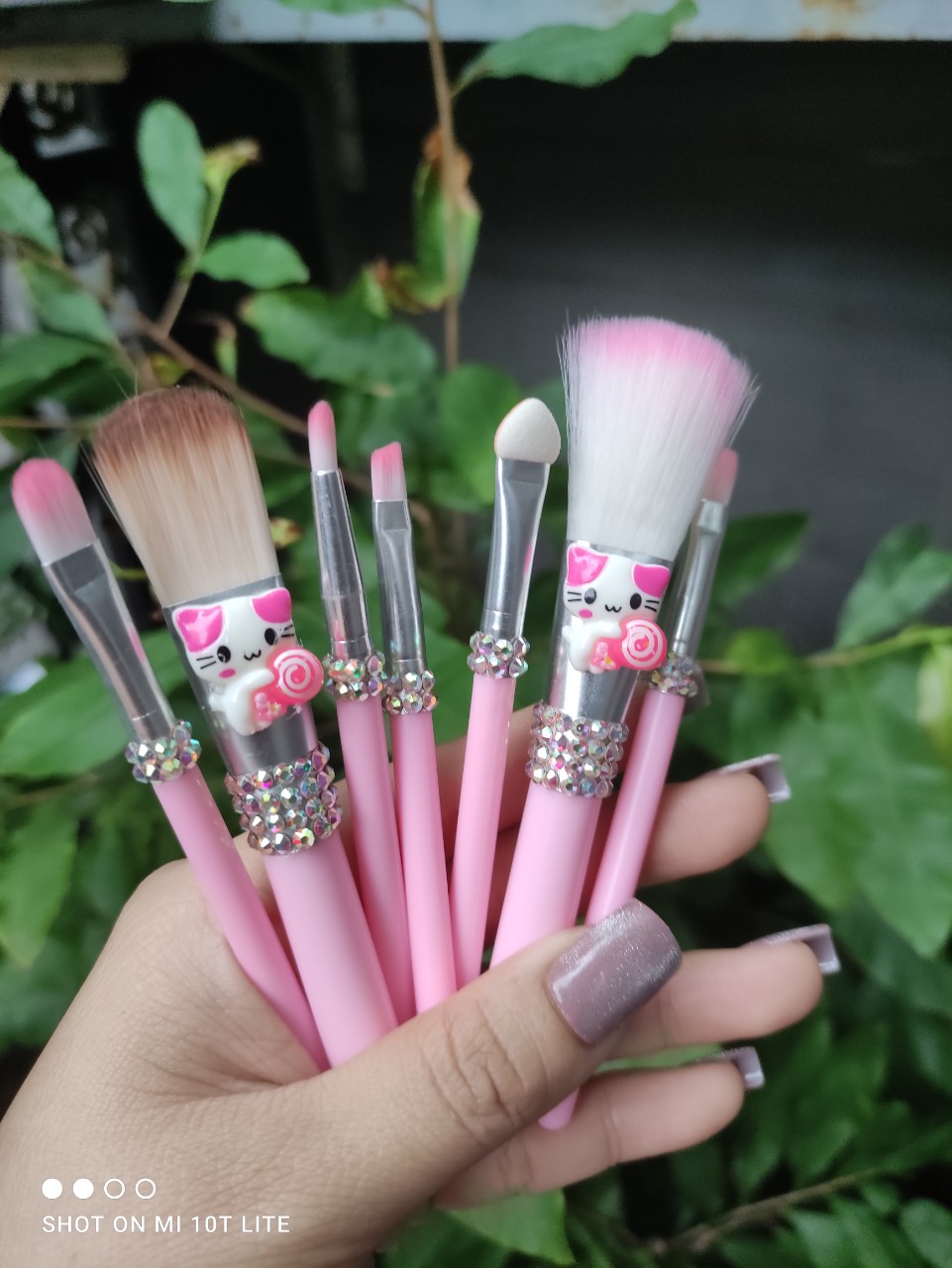 Bộ cọ trang điểm đính đá hello kitty