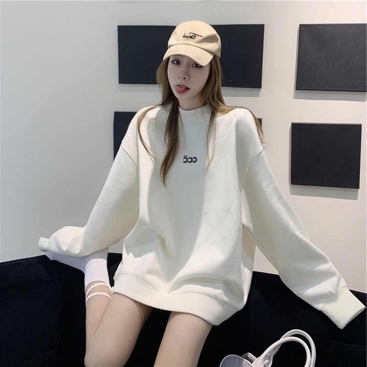 Áo sweater in chữ ccc hot trend 2022 cực kì dễ phối đồ cho cả nam và nữ
