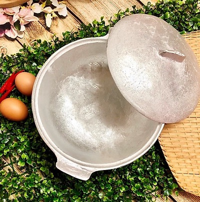 Nồi gang kho thịt cá được đúc nguyên khối, gò thủ công siêu đẹp - dùng nấu cơm niêu, kho thịt cá thơm ngon.