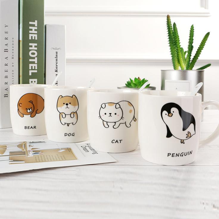 Cốc sứ trắng có nắp đậy kèm muỗng in hình ngộ nghĩnh, ly uống nước có tay cầm tiện íchkèm hộp quà tặng tiện ích mã CS02 - giao mẫu ngẫu nhiên