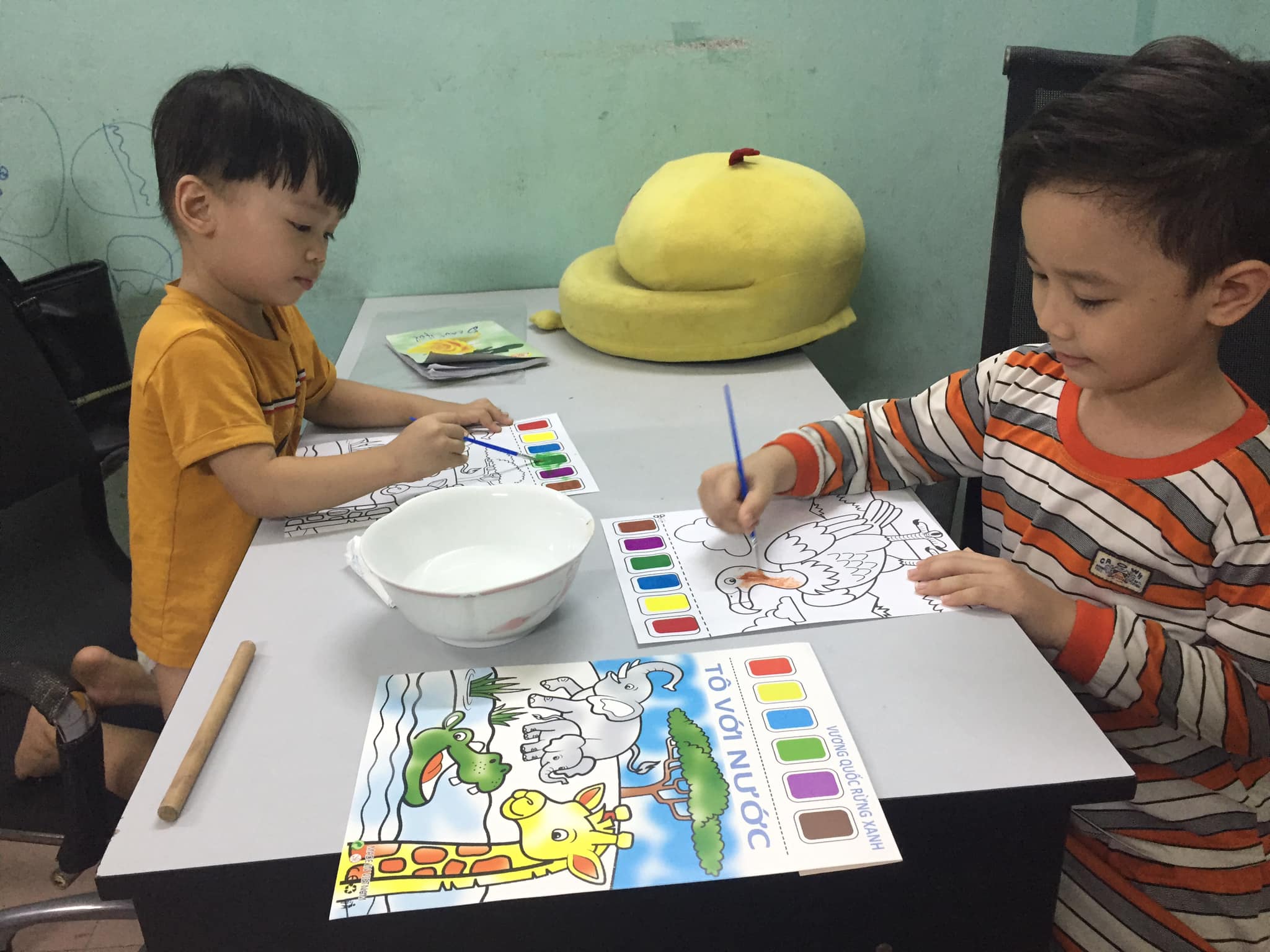 Bộ tô màu nước cho bé (6 tranh) - Kèm bảng màu ép khô và bút tô siêu tiện lợi - Màu nước không vây bẩn