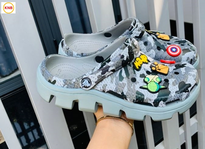 Dép sục Crocs duet xám tro loang vẩy sơn quai ngang nam và nữ [KÈM HỘP +12 Jitbitz] Dép cá sấu Crocs camo-dép quai ngang Cross duet Sport-dép sục-cá tính siêu nhẹ đi mưa đi nắng thoải mái chống trơn trượt có nhiều lỗ thông thoáng