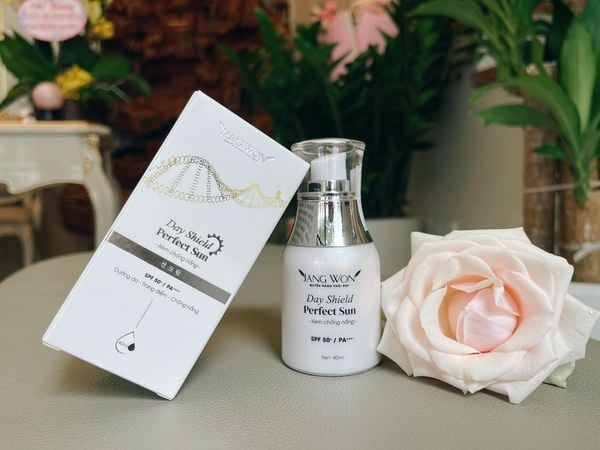 KEM CHỐNG NẮNG DOCTORQUEEN-MẪU MỚI-(lên 2-3 tông,ko bết dính,ko bờ,mướt mịn da,có chỉ số chống nắng cao)