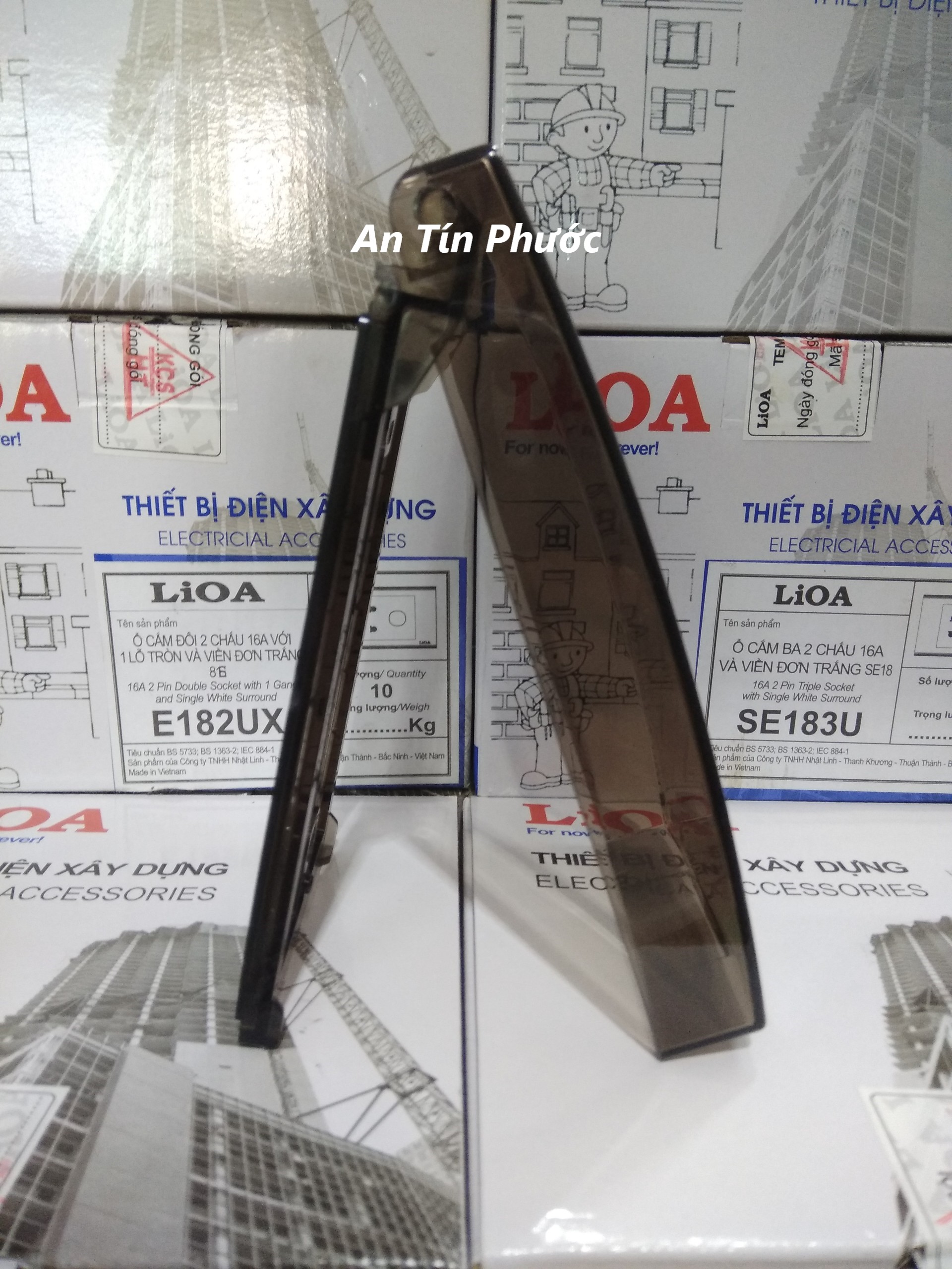 Mặt chống nước che mưa Lioa - Mặt che ổ điện ngoài trời LIOA