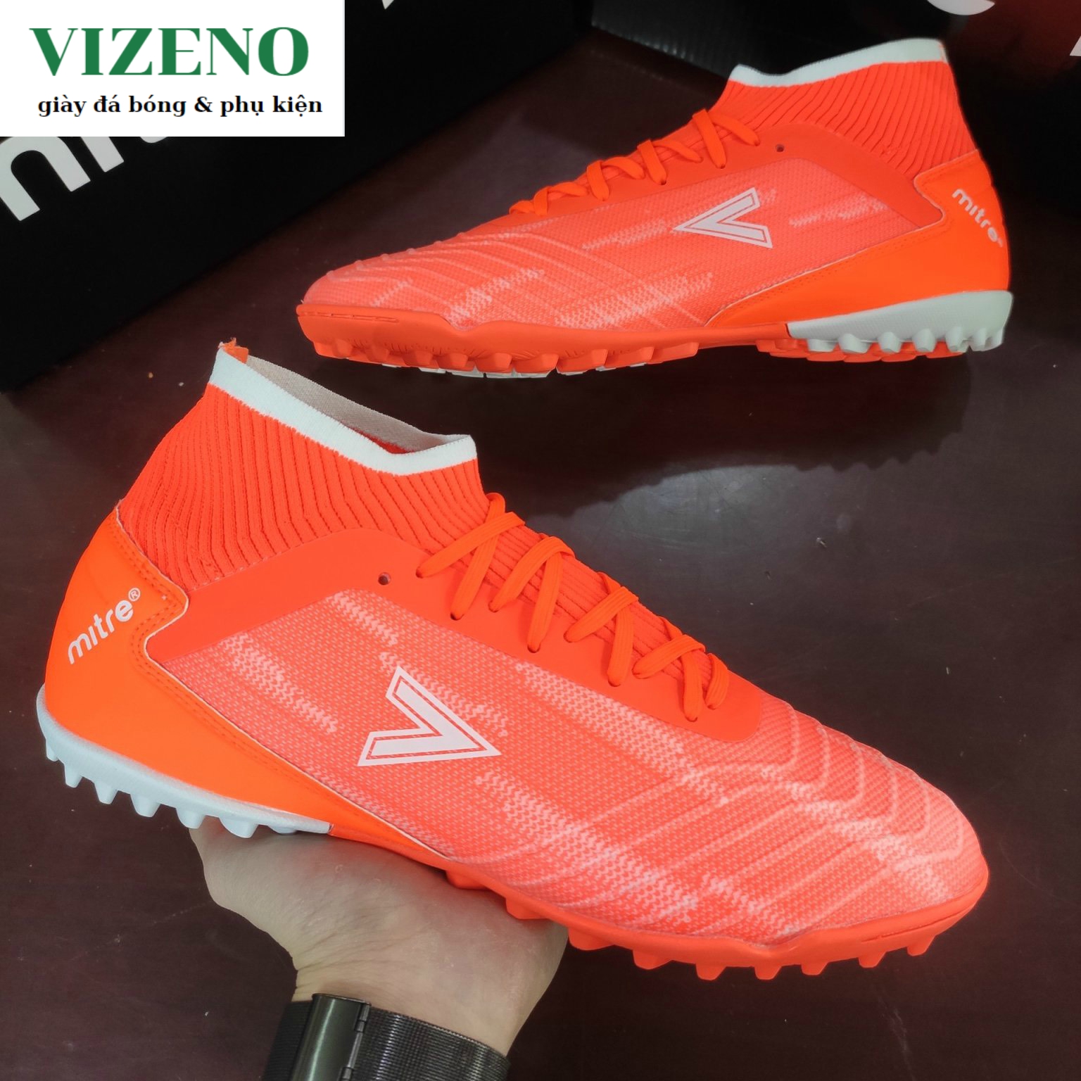 Giày đá bóng Mitre cổ cao đinh ngắn TF màu cam, đổi size thoải mái