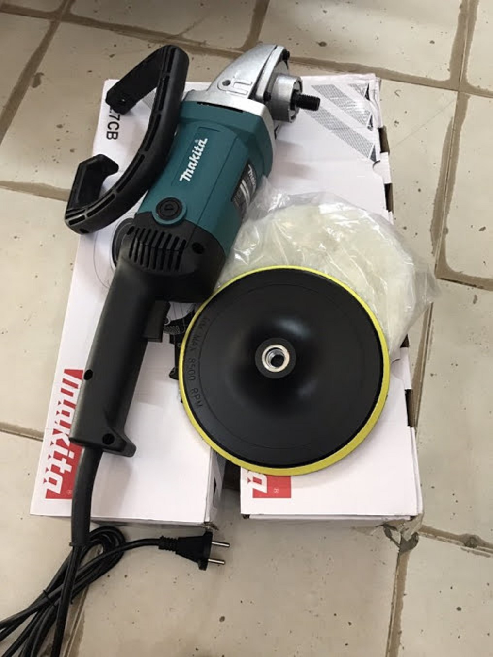 Máy đánh bóng Makita 9227cb madein Thái Lan đĩa 180mm, 6 cấp tốc độ. Đánh bóng các đồ đồng, kim loại ...làm sáng các bề mặt rất hiệu quả, máy khởi động êm