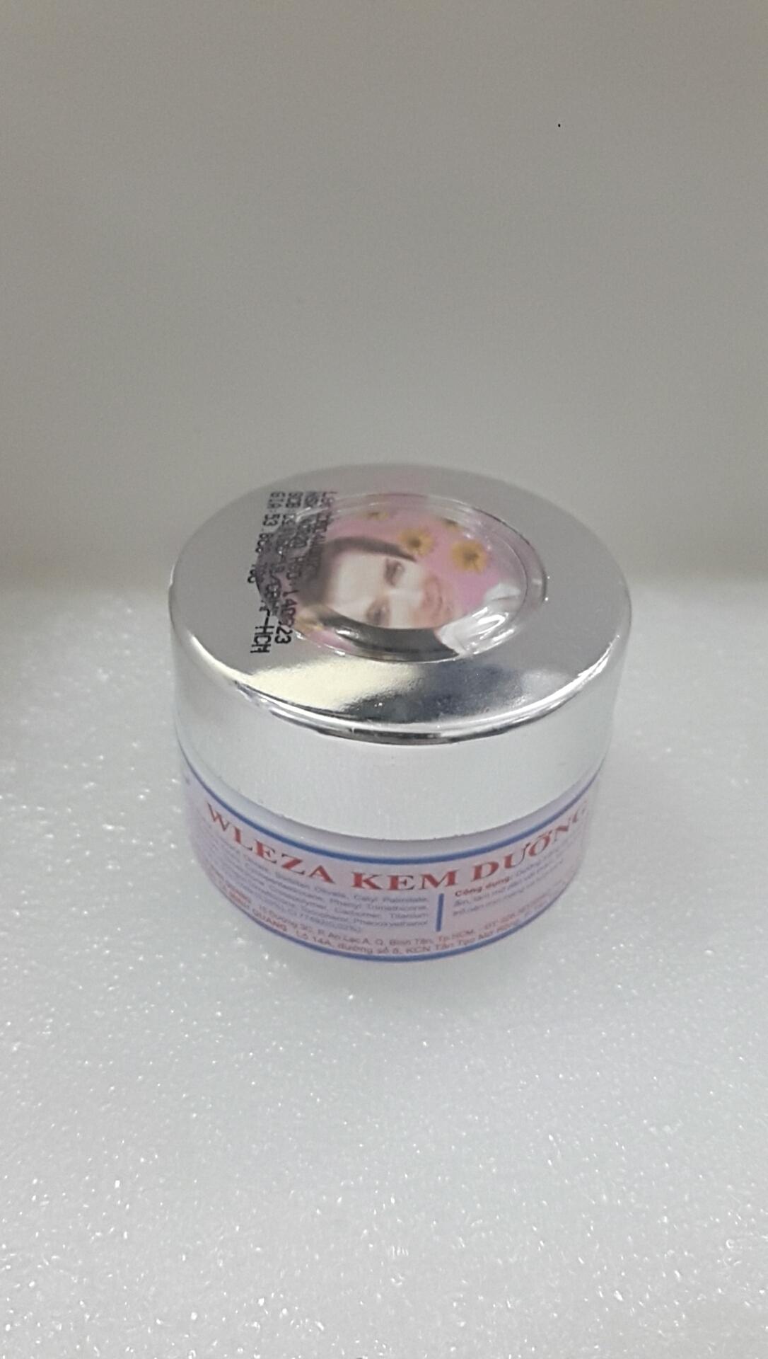 1 hủ kem dưỡng trắng da wleza 18g ( hình cô gái )