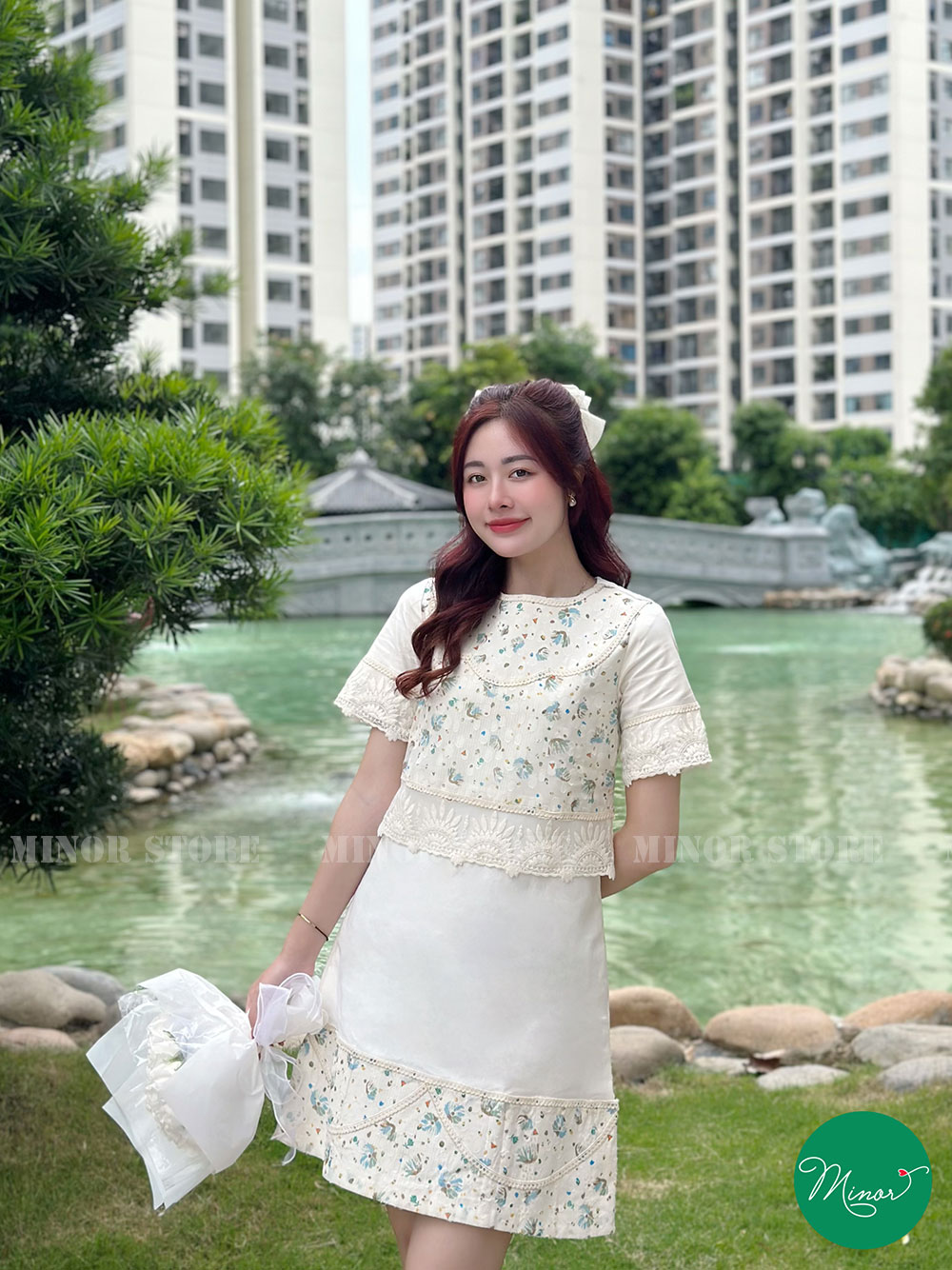 Đầm liền form babydoll trắng phối voan lụa ép hoa kim tuyến 2 tầng