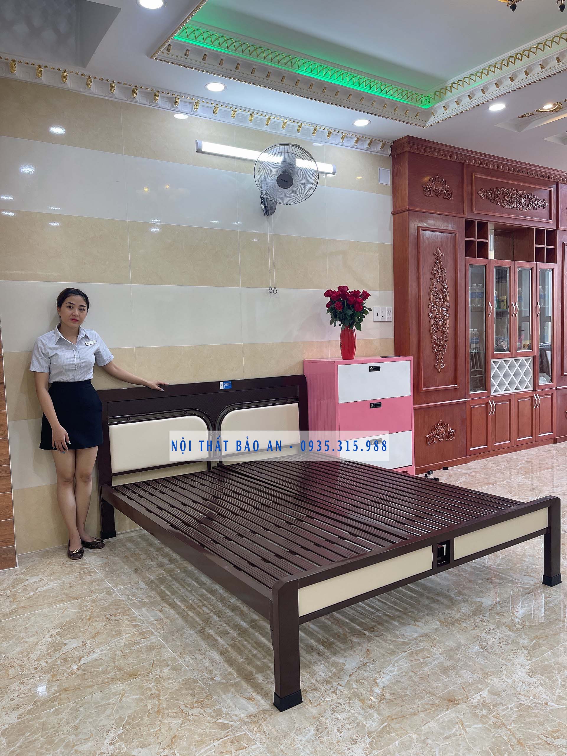Giường sắt hộp nâu giả gỗ mẫu trơn kích thước 1m6 x dài 2m BA