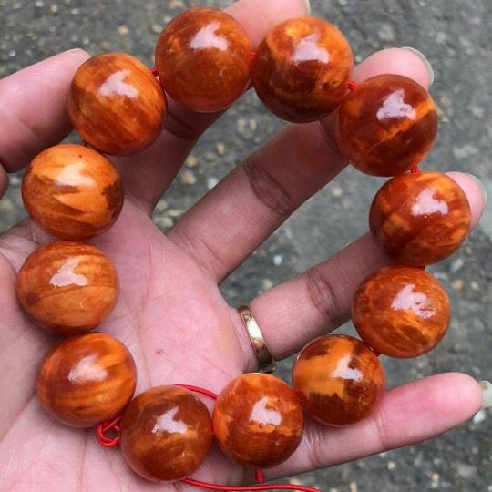 (xả hàng )Vòng tay gỗ huyết long 20 ly đỏ thấu quang