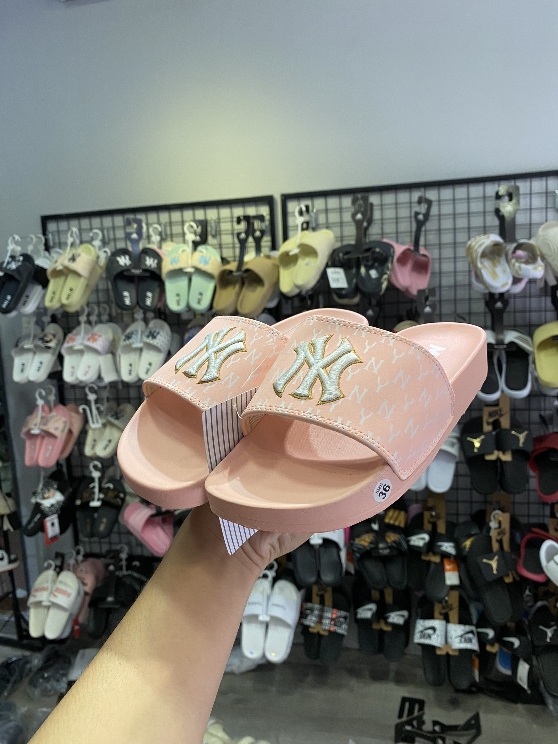 Dép mlb hồng caro