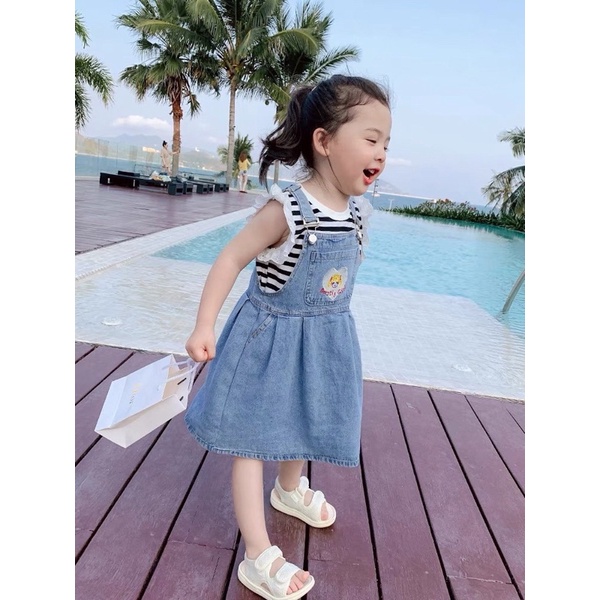 Set yếm jean kèm áo kẻ tay cánh tiên cho bé gái