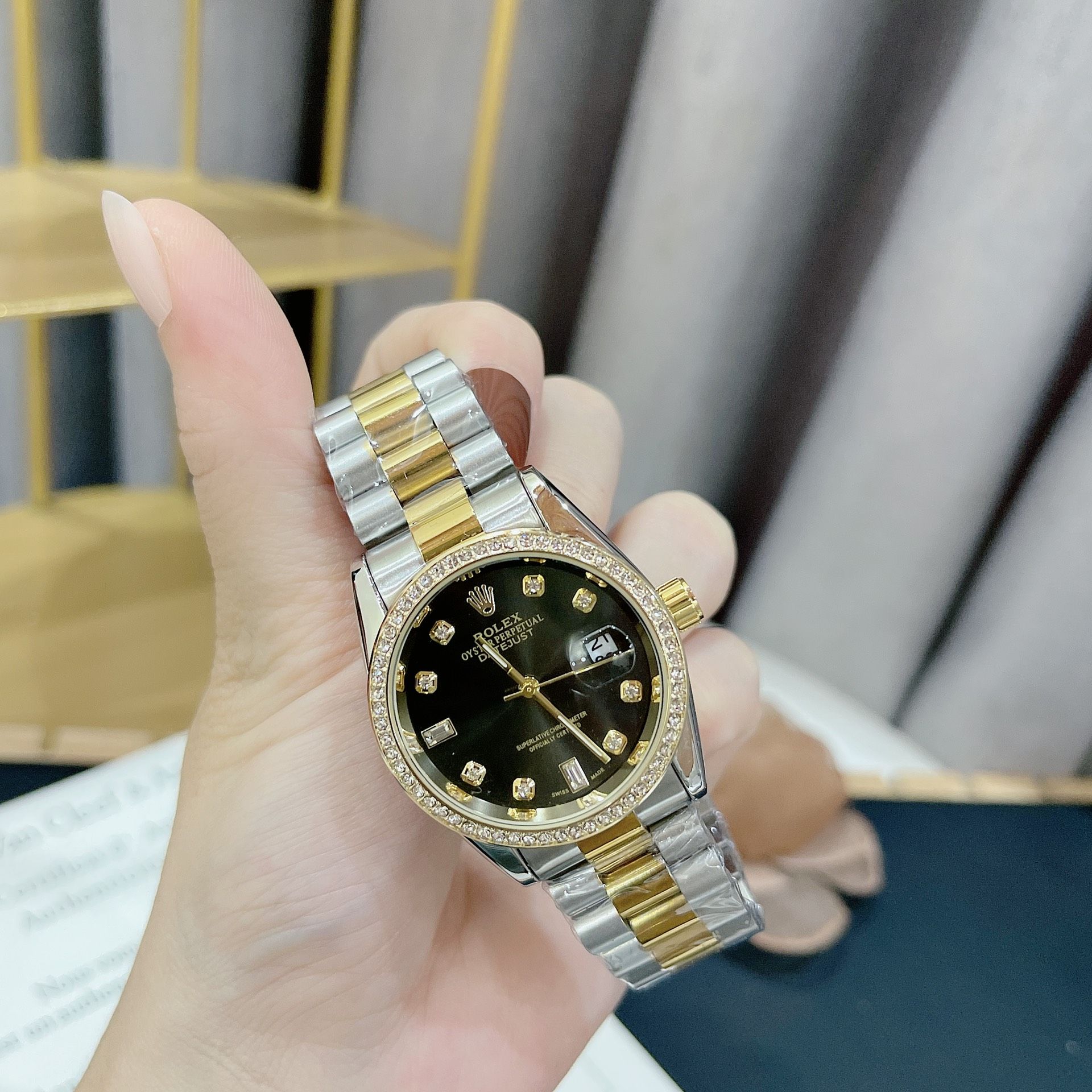 Đồng hồ nữ Rolex viền đính đá tinh tế sang chảnh đẳng cấp quý cô