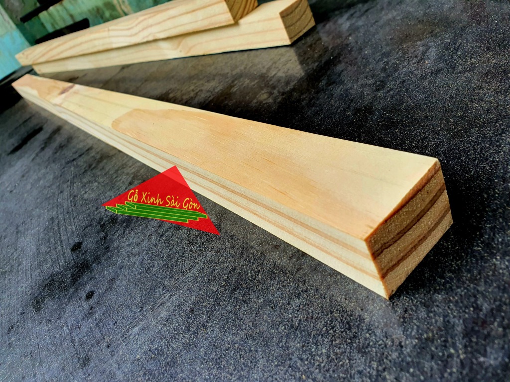 Thanh gỗ thông vuông 3x4cm dài 1m2 đã bào láng đẹp 4 mặt dùng làm khung sườn, làm chân bàn, trang trí,đóng vật dụng