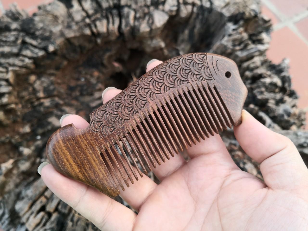 Lược gỗ đàn cao cấp - hình cá biểu tượng hạnh phúc , no đủ , yêu đời GDF01